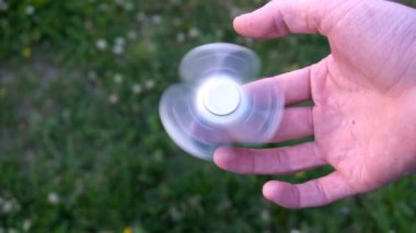 beyaz el spinner veya fidgeting spinner, Childs'ın elinde döner