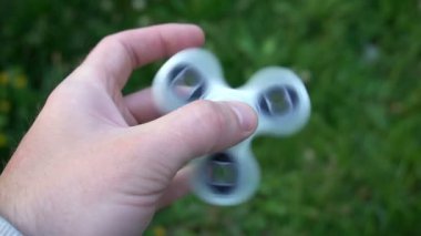 beyaz el spinner veya fidgeting spinner, Childs'ın elinde döner