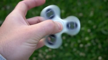 beyaz el spinner veya fidgeting spinner, Childs'ın elinde döner