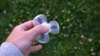 beyaz el spinner veya fidgeting spinner, Childs'ın elinde döner