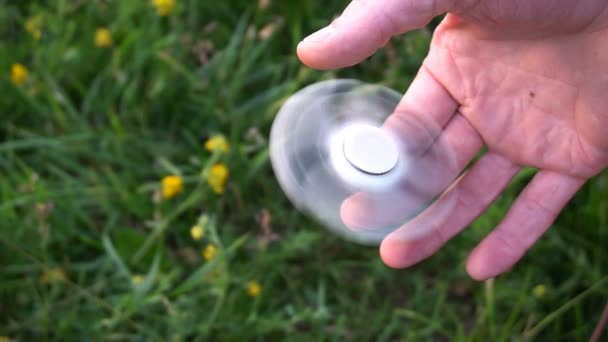 fileuse à main blanche, ou fileuse agitatrice, tournant sur la main des enfants 