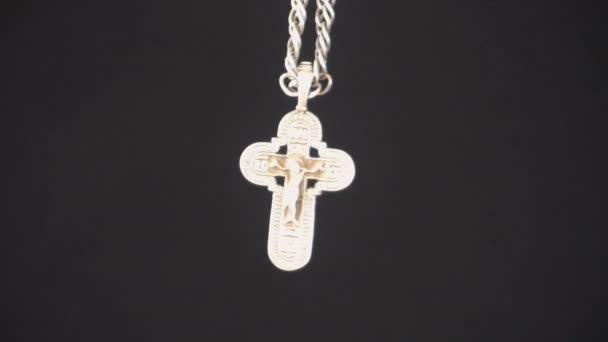 基督教的十字架，在黑色背景下，慢动作 — 图库视频影像