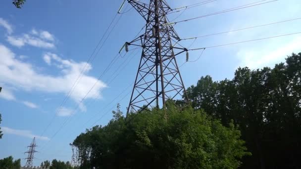 Ligne de tours de transmission de puissance près de la ville, caméra mobile — Video
