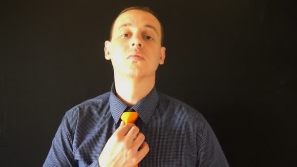 若いビジネスマンは彼のオレンジ色のネクタイをまっすぐにし、家で鏡を見て — ストック動画
