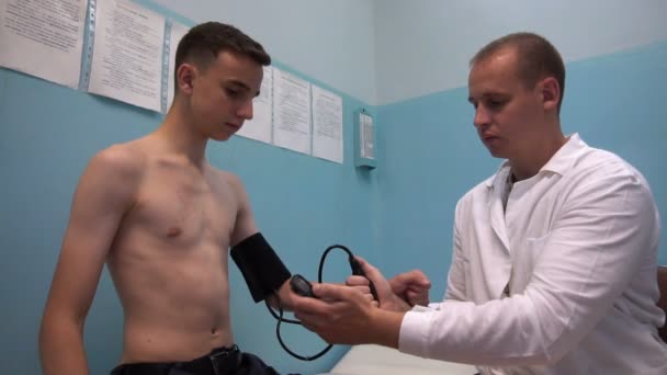 Medición de la presión arterial.Médico y paciente — Vídeos de Stock
