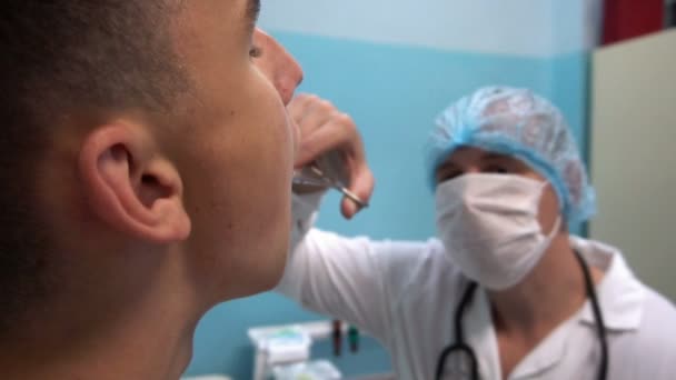 Молодой парень на ресепшене у дантиста. Лечение зубов — стоковое видео