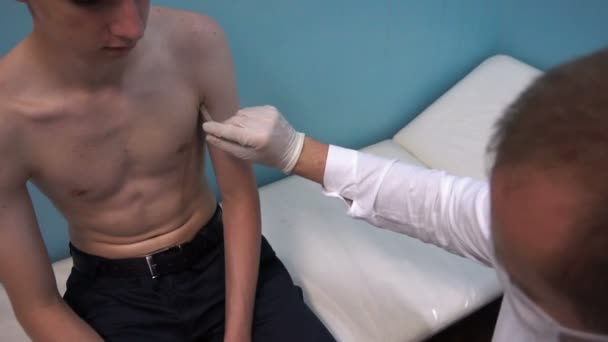 Der Arzt zückt ein Thermometer und beobachtet die Temperatur des Patienten — Stockvideo