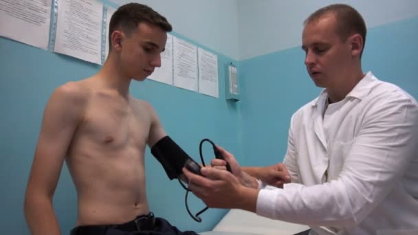 Μέτρηση αρτηριακής πίεσης.Γιατρός και ασθενής — Αρχείο Βίντεο