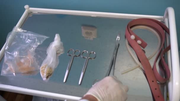 Dentystę, aby otrzymać instrumenty panelu instrumentów z rękawicy ręce — Wideo stockowe