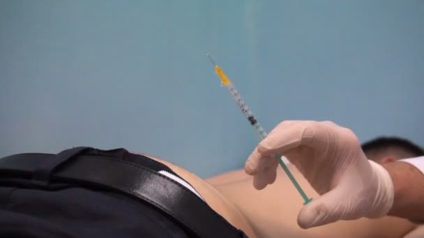 Le médecin prépare l'injection dans la fesse — Video