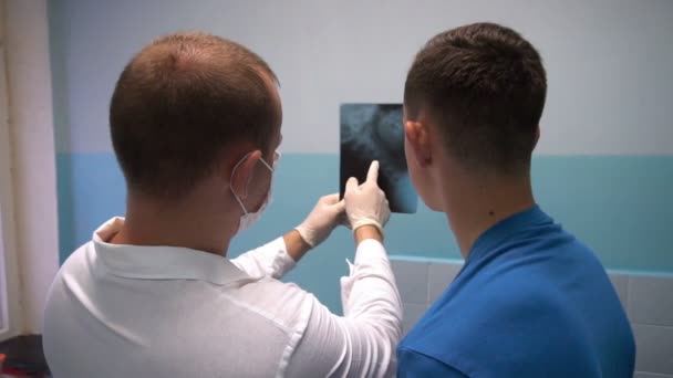 Medico mostra le radiografie del paziente — Video Stock