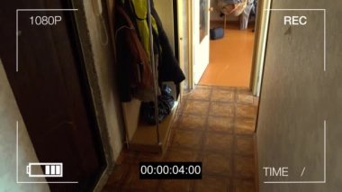 Maskeli soyguncunun elinde bir levye vardı. Kamera gözetimindeydi.