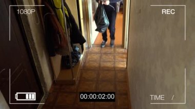 Güvenlik kamerası soyguncuyu bir çanta dolusu ganimetle kaçarken yakalamış.