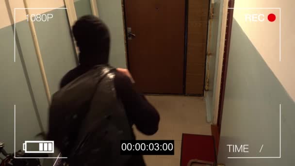 Kursk, Rusia, 30 de junio: la cámara de vigilancia captó al ladrón en una máscara huyendo con una bolsa de botín, muestra a la cámara el dedo medio — Vídeo de stock