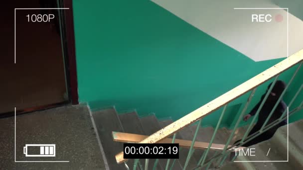 De gemaskerde overvaller breekt het verwijderen van de bewakingscamera mount — Stockvideo