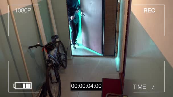 6月30日，俄罗斯库尔斯克：监控摄像头拍到小偷破门而入，偷走了自行车 — 图库视频影像