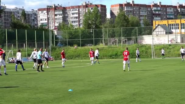 KURSK, Ryssland - 3 juli: fotbollsmatch i mästerskapet Amatörlag — Stockvideo