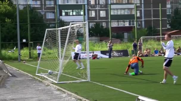 KURSK, RUSIA - 3 DE JULIO: partido de fútbol del campeonato Equipos aficionados — Vídeo de stock