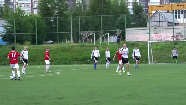 KURSK, RUSIA - 3 DE JULIO: partido de fútbol del campeonato Equipos aficionados — Vídeos de Stock