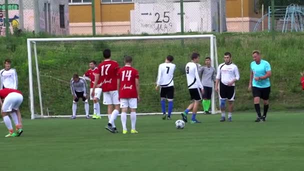 KURSK, RUSIA - 3 DE JULIO: partido de fútbol del campeonato Equipos aficionados — Vídeos de Stock