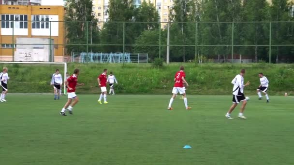 KURSK, RUSIA - 3 DE JULIO: partido de fútbol del campeonato Equipos aficionados — Vídeo de stock