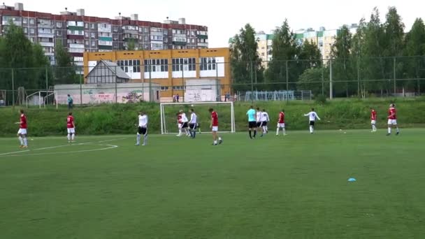 КУРСК, РОССИЯ - 3 июля: футбольный матч любительских команд чемпионата — стоковое видео