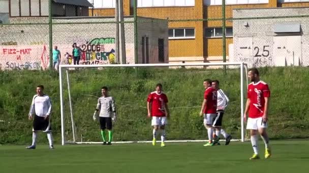 KURSK, RUSIA - 3 DE JULIO: partido de fútbol del campeonato Equipos aficionados — Vídeo de stock