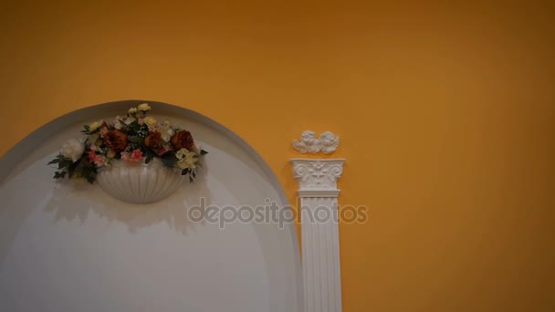 Decoração do arco da flor do casamento. Arco de casamento decorado com flores, interior do casamento, cerimônia, arco de casamento, arco de flores — Vídeo de Stock