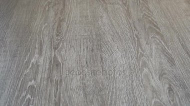 düşen ve üzerinde bir yumurta kırma laminat