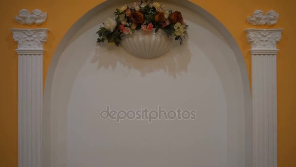 Matrimonio fiore arco decorazione. Arco di nozze decorato con fiori, Interno di nozze, cerimonia, arco di nozze, arco di fiore — Video Stock