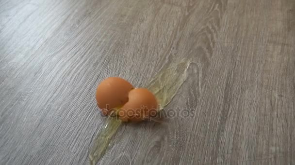 Falling and breaking an egg on laminate — Stock Video