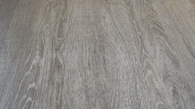 düşen ve üzerinde bir yumurta kırma laminat