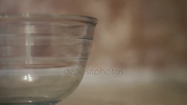 Essen kochen. Frische Bio-Eier fallen in Schüssel. Lebensmittelzutat. Eigelb fällt in Glasschale. Backzutaten, die das Eigelb vom Eiweiß trennen. Zutaten für Kuchen backen — Stockvideo