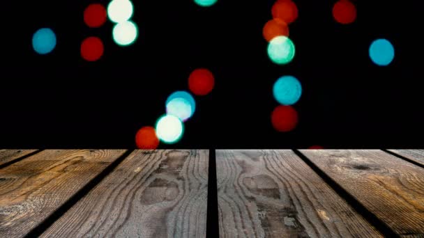 Perspectiva de madera y fondo bokeh de la noche y el resplandor brillante de las luces. plantilla de visualización elemento — Vídeo de stock