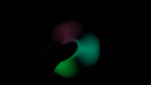 Glow in the dark spinner hand in hand — Stock Video