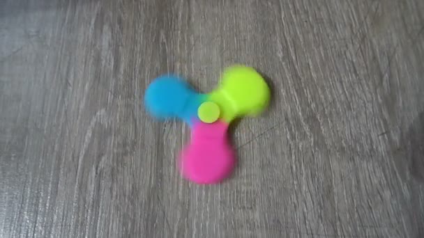 Παίζει με τον πολύχρωμο Σπίνερ. Περιστροφέας παιχνιδιών — Αρχείο Βίντεο