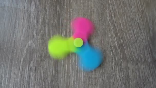 Играю с разноцветным Спиннером. Спиннер игрушек — стоковое видео