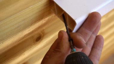 vidaları kullanarak bir çalışan yüklü düzeltmeleri pencere pervazına