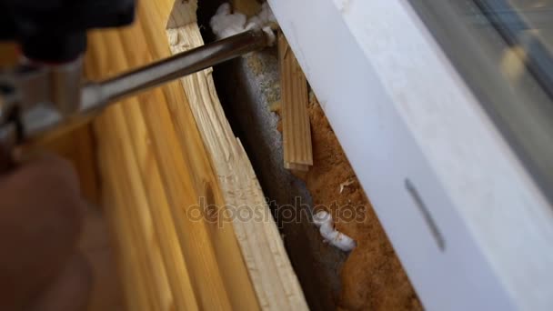 Bocal de arma de construção preenche espaço sob moldura da janela por espuma de poliuretano ou com espuma de montagem — Vídeo de Stock
