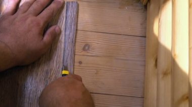 işçi muşamba bir yardımcı programı bıçakla keser linolyum katında uygun