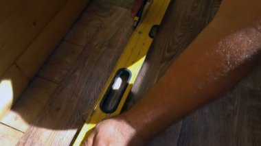 işçi muşamba bir yardımcı programı bıçakla keser linolyum katında uygun