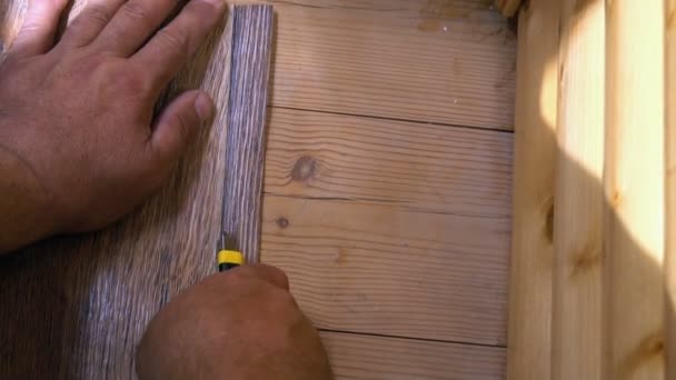 Il lavoratore taglia il linoleum con un coltello utility, montaggio del pavimento in linoleum — Video Stock