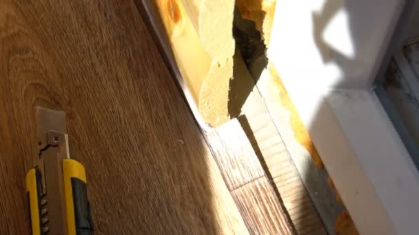 Pracovník uřízne linoleu nožem Nástroj pro montáž linoleum podlahy — Stock video