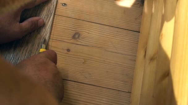 El trabajador corta el linóleo con un cuchillo de utilidad, montaje de suelo de linóleo — Vídeo de stock