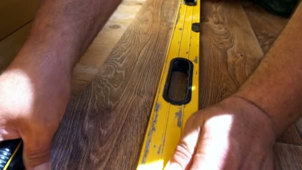 De werknemer met een utility mes, het linoleum afsnijdt montage van linoleumvloer — Stockvideo