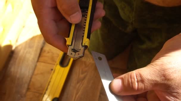 El proceso de sustitución de cuchillas, cuchillo de utilidad amarillo — Vídeos de Stock