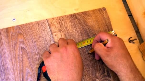 Worker measures with tape measure linoleum — Stock Video