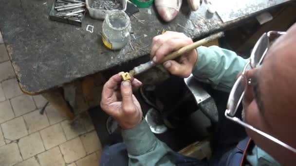 ช่างทํารองเท้าที่ทํางาน กระบวนการซ่อมรองเท้าในโรงงาน — วีดีโอสต็อก