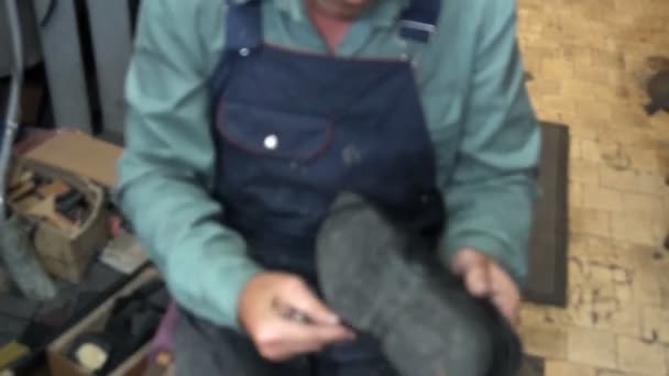 Obuvník v práci.Proces opravy obuvi v dílně — Stock video