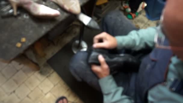 Il calzolaio sul lavoro.Il processo di riparazione delle scarpe in officina — Video Stock